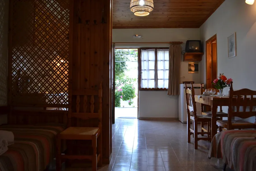 Σαλόνι με ξύλινο ταβάνι και τραπεζαρία
