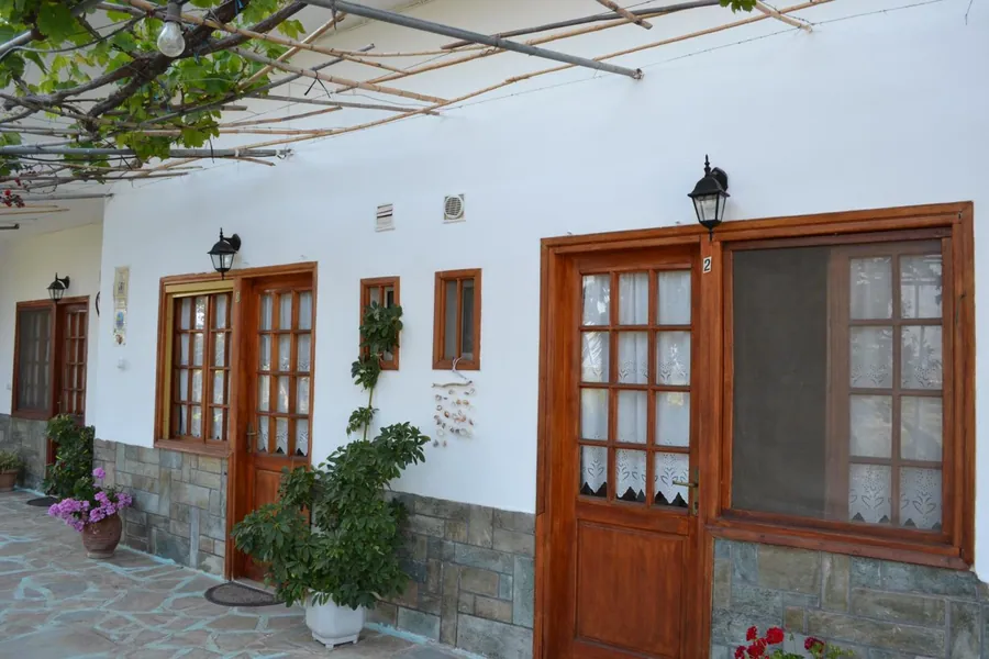 Οι ξύλινες πόρτες των διαμερισμάτων κάτω από την πέργκολα